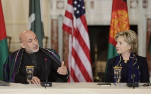 Hillary Clintonová jedná s afghánským prezidentem.